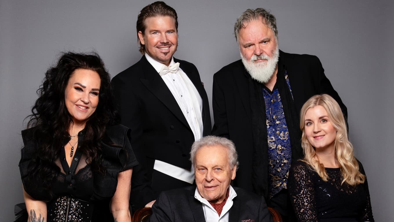 Herman Lindqvist med musikalartister. Foto: John Scarisbrick