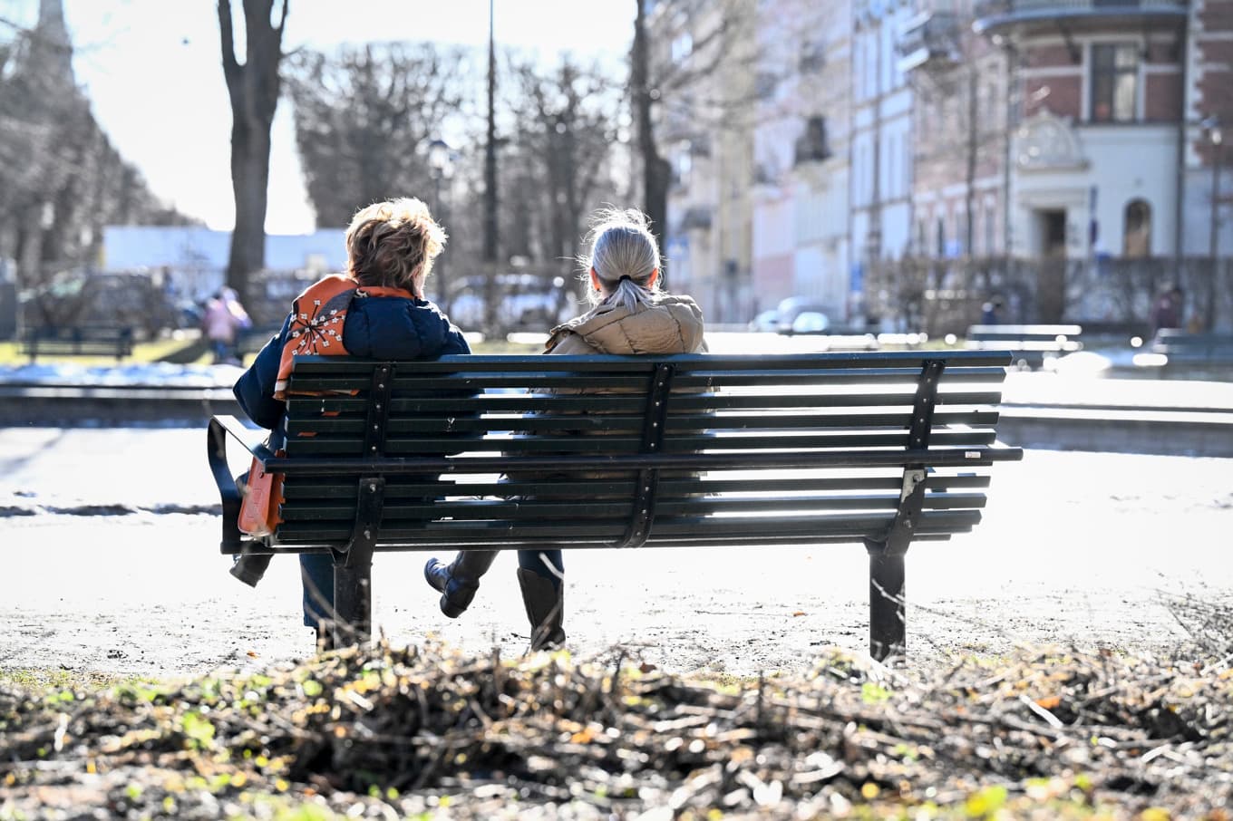 Två kvinnor njuter av vårsolen på en parkbänk på Karlaplan i Stockholm. Foto: Fredrik Sandberg/TT