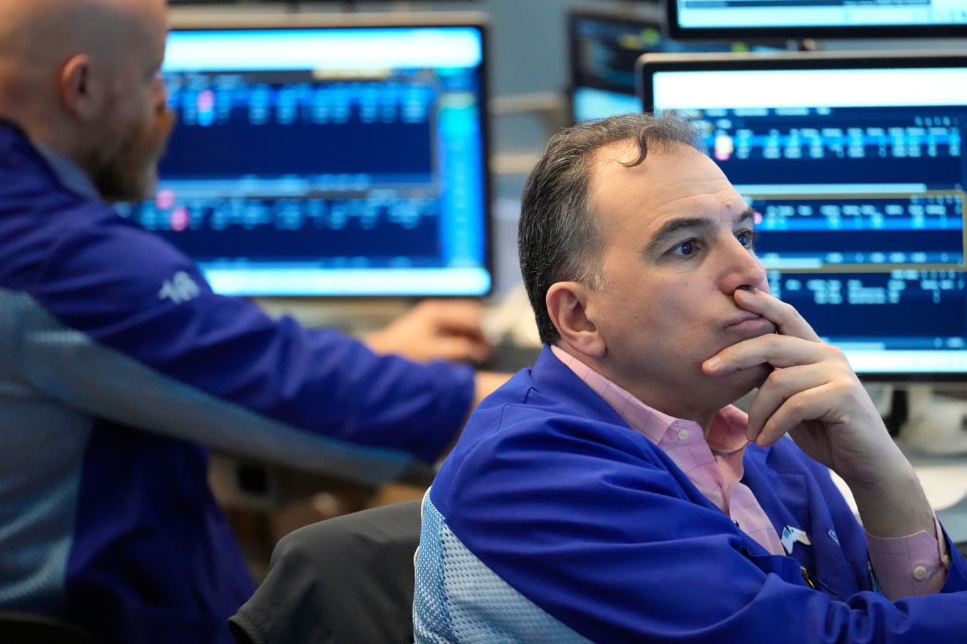 Handlarna på Wall Street hade en hel del att fundera över på torsdagen. Foto: Seth Wenig/AP/TT