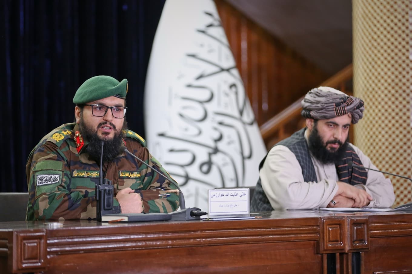 Enayatullah Khowarazmi och Hamdullah Fitrat, talespersoner för Afghanistans försvarsdepartement och regering, under en pressträff i Kabul den 3 mars i år. Foto: Siddiqullah Alizai/AP/TT