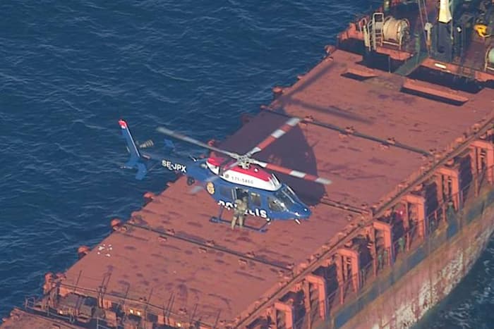 Kustbevakningen bordade med hjälp av polisen fraktfartyget Caffa på fredagen. Foto: Kustbevakningen