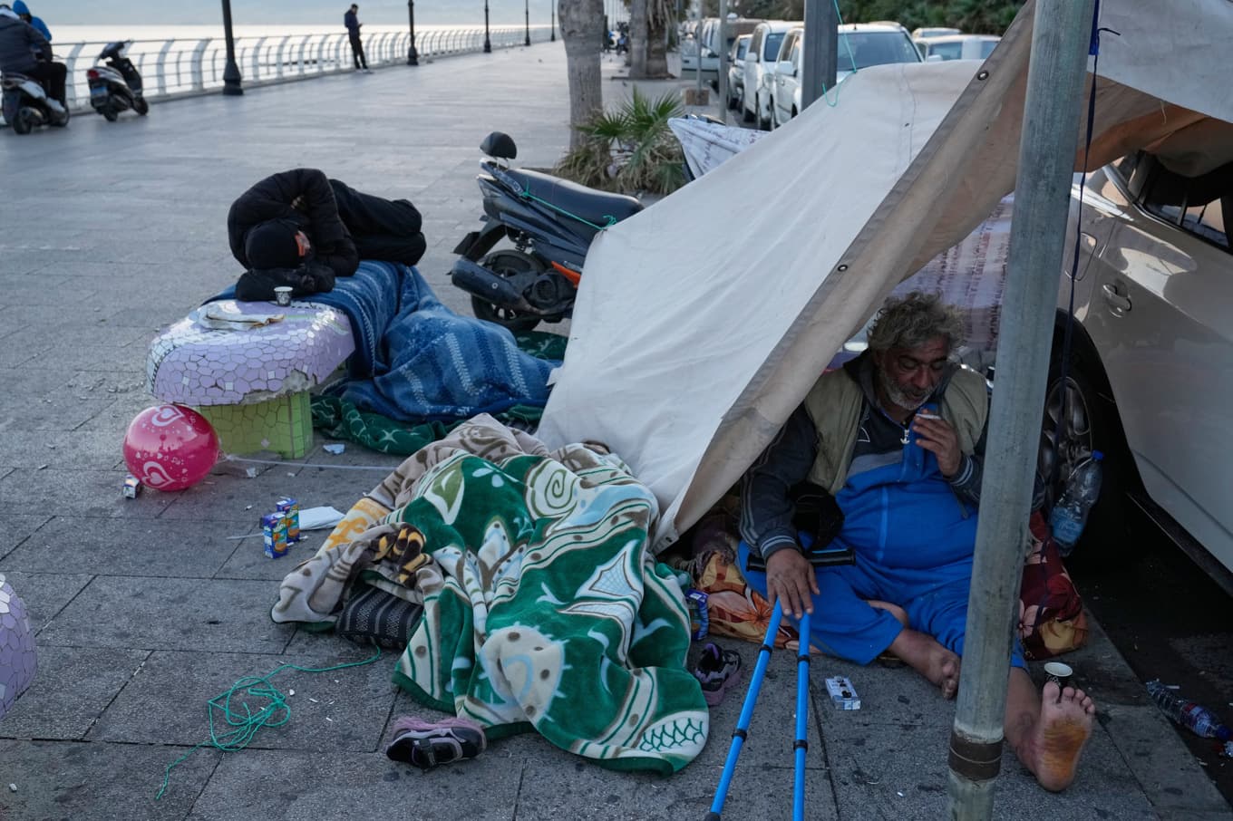 Libaneser på flykt undan Israels attacker tar skydd på en strand nära Beirut tidigt på fredagen. Foto: Hussein Malla/AP/TT