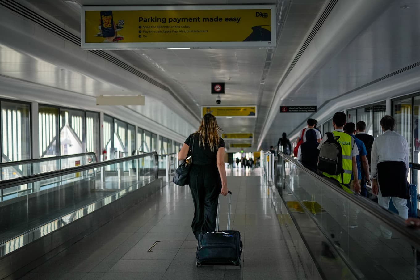 Passagerare på Dubais internationella flygplats på torsdagen. Foto: Altaf Qadri/AP/TT