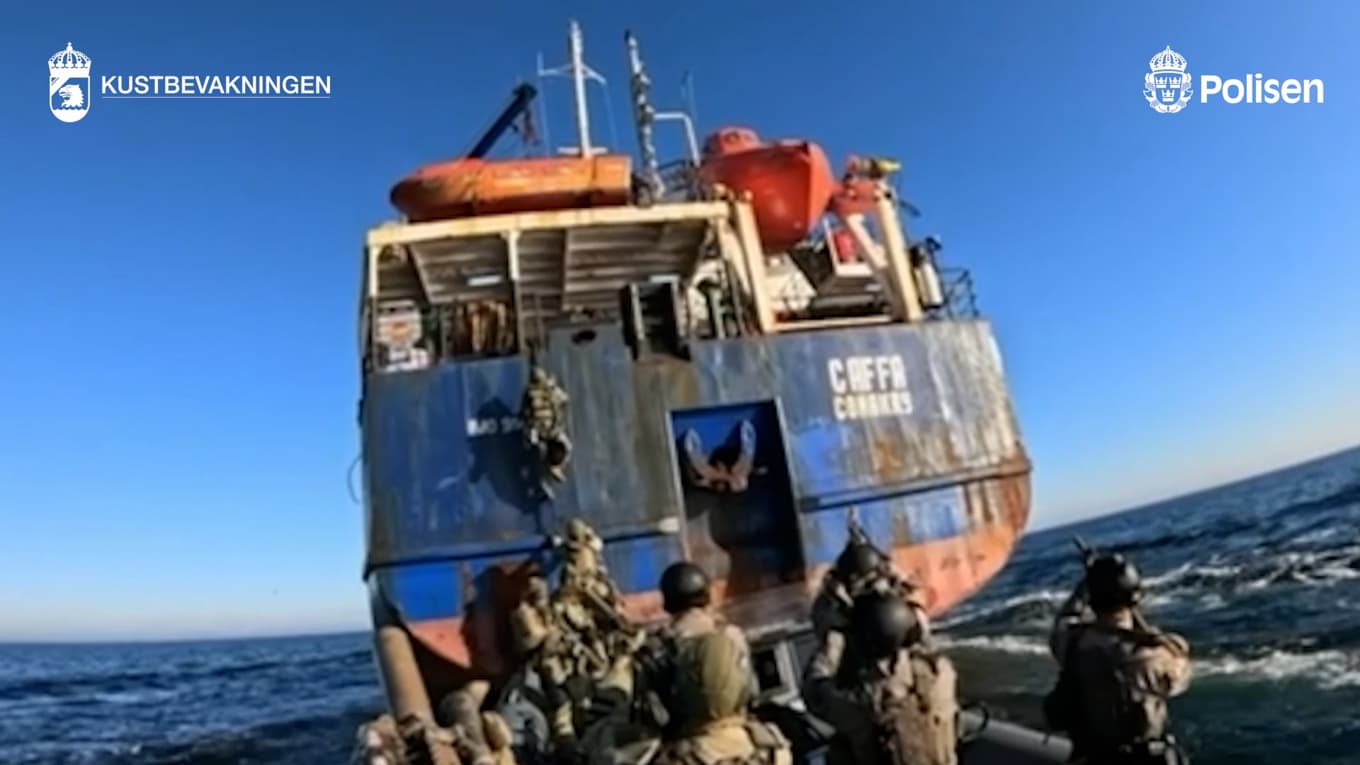 Polismyndigheten har bistått Kustbevakningen vid en bordning av fraktfartyget Caffa i Östersjön under fredagskvällen. Foto: Kustbevakningen / TT
