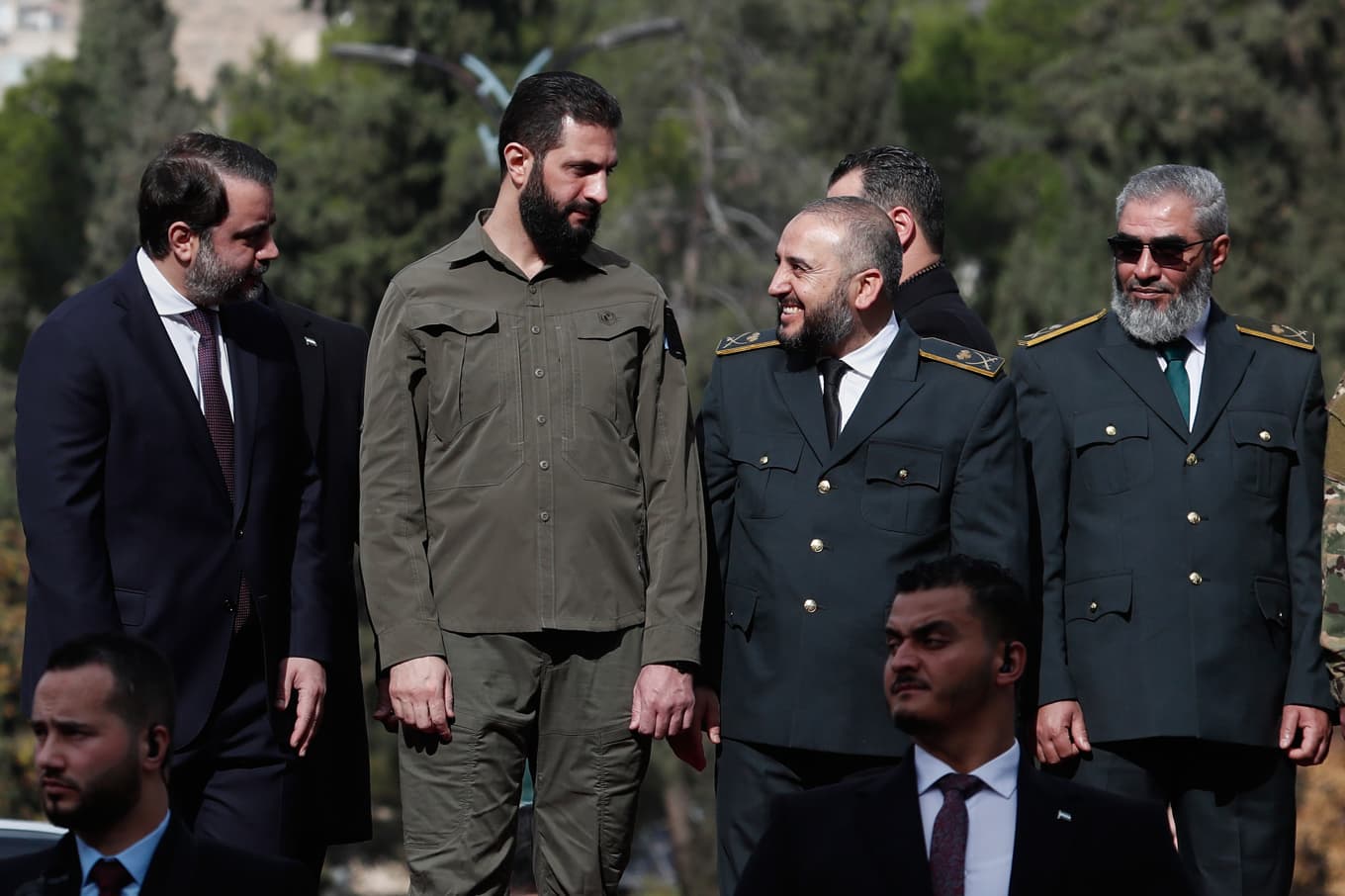 Delar av Syriens nya regering, med interimspresident Ahmed al-Sharaa, tvåa från vänster. Arkivbild. Foto: Omar Sanadiki/AP/TT