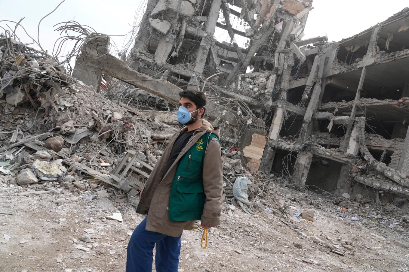 En frivillig räddningsarbetare utanför ett bostadshus i Teheran som träffades under ett anfall i söndags. Bilden togs på torsdagen. Foto: Vahid Salemi/AP/TT