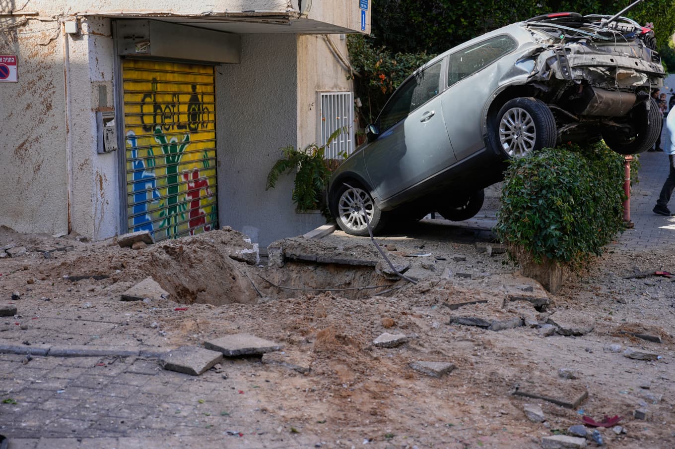 Skador efter ett anfall mot den israeliska storstaden Tel Aviv i söndags. Foto: Ohad Zwigenberg/AP/TT
