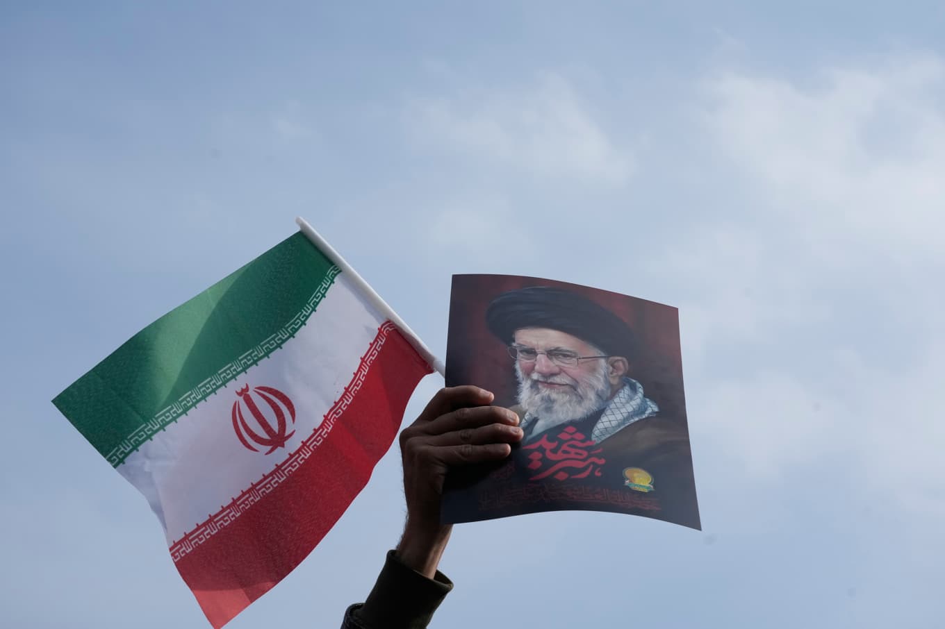 Hackargruppen Handala, som uppges ha kopplingar till iransk underrättelsetjänst, uppger på Telegram att cyberattacken är en hämnd mot ett misstänkt amerikanskt anfall mot en skola i iranska Minab. På bilden syns ayatolla Ali Khamenei som dödades vid krigsutbrottet. Foto: Vahid Salemi /AP/TT