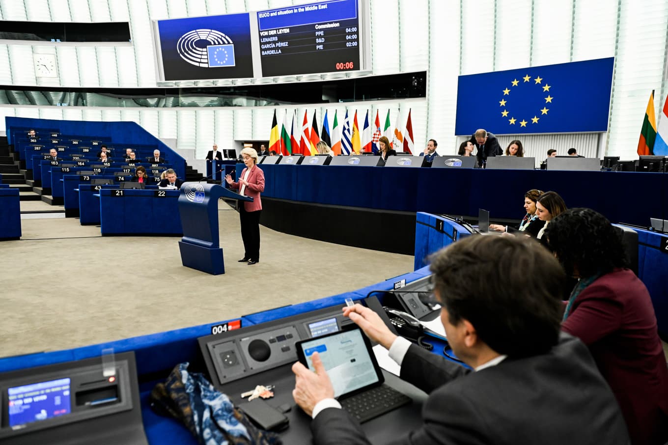 EU-kommissionens ordförande Ursula von der Leyen i en diskussion med Europeiska rådet i Strasbourg. Foto: Pascal Bastien/AP/TT