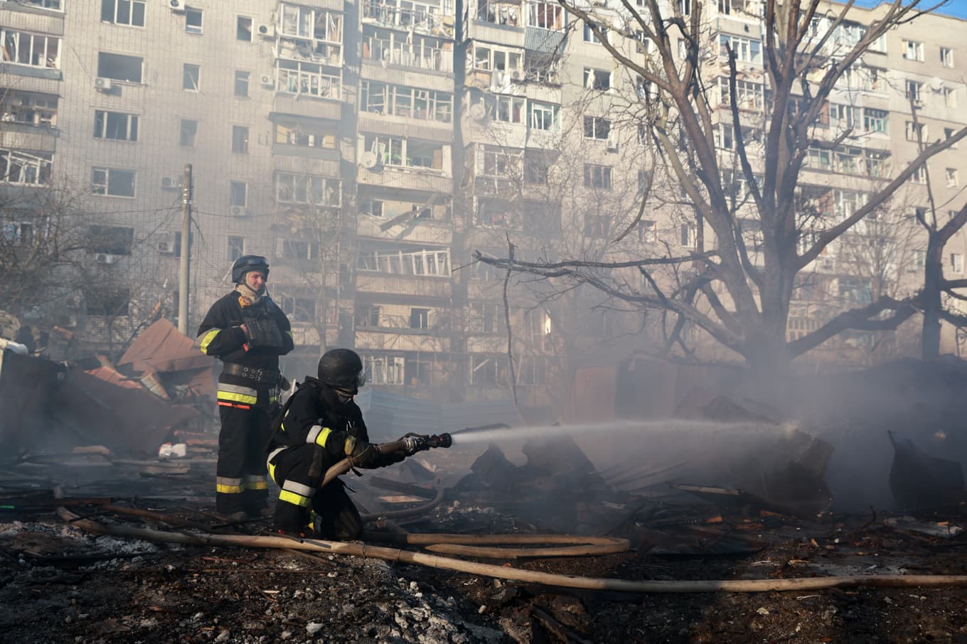 Brandmän bekämpar bränder i ett bostadsområde i Zaporizjzja efter lördagseftermiddagens ryska attacker. Foto: Kateryna Klochko /AP/TT