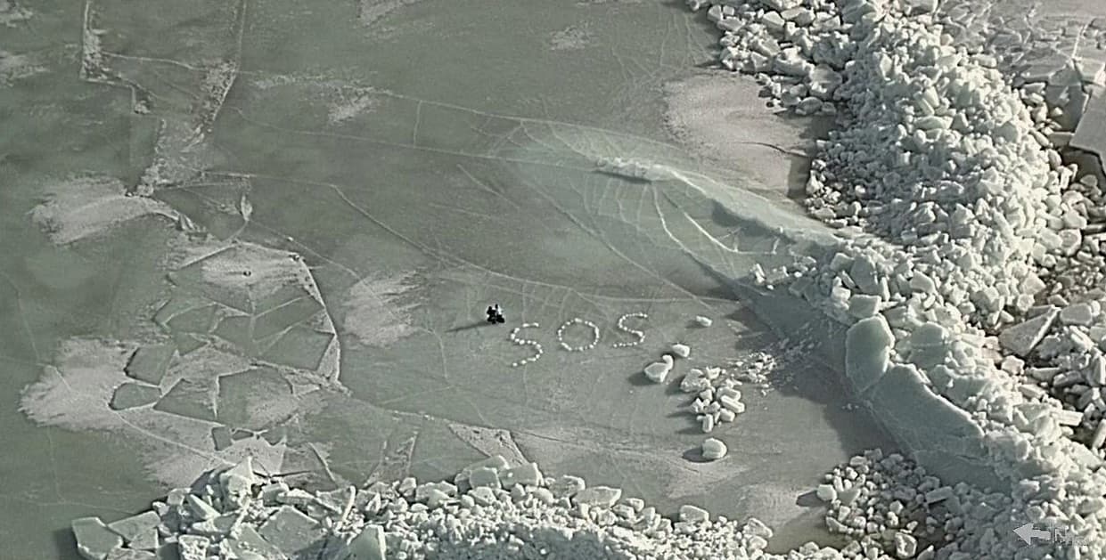 Skidåkarna skrev SOS med isblock. Foto: Finska Gränsbevakningsväsendet