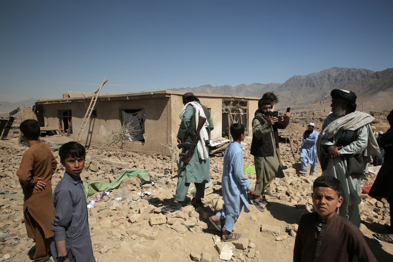 Boende granskar skador efter en attack mot Kabul i fredags den 13 mars. Foto: Barackatullah Popal/AP/TT