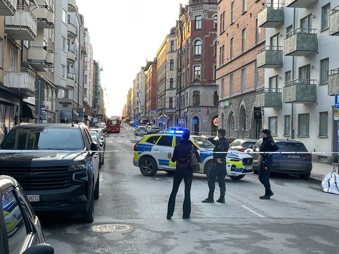 Polis och räddningstjänst på plats vid avspärrningarna på Östermalm i centrala Stockholm. Foto: Magnus Persson/TT