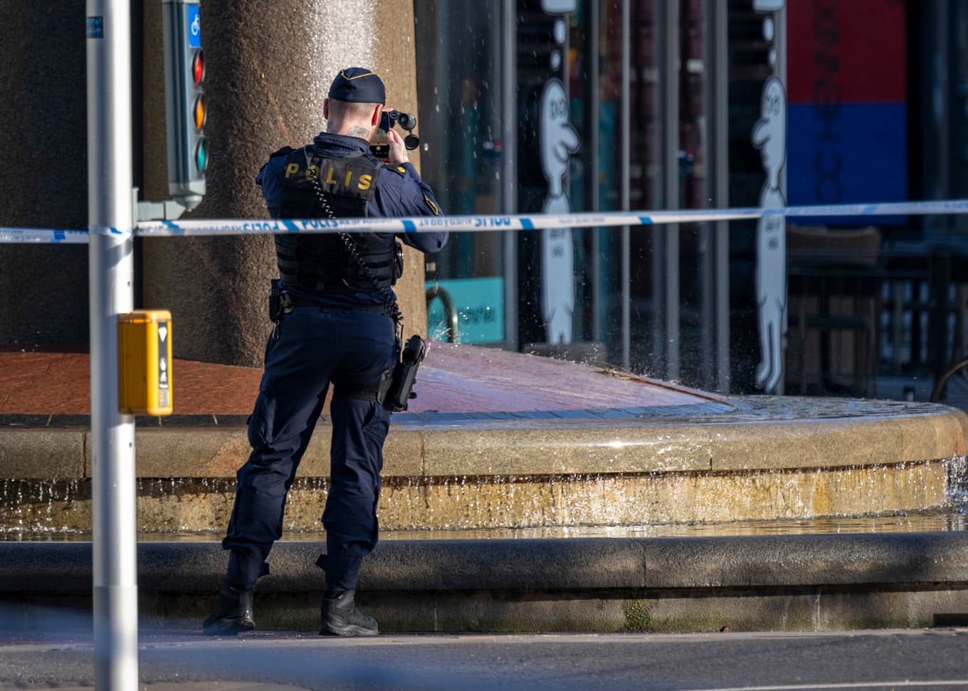 Polis och avspärrningar på Södra Förstadsgatan vid Triangeln i Malmö efter larm om ett misstänkt farligt föremål på tisdagen. Foto: Johan Nilsson / TT