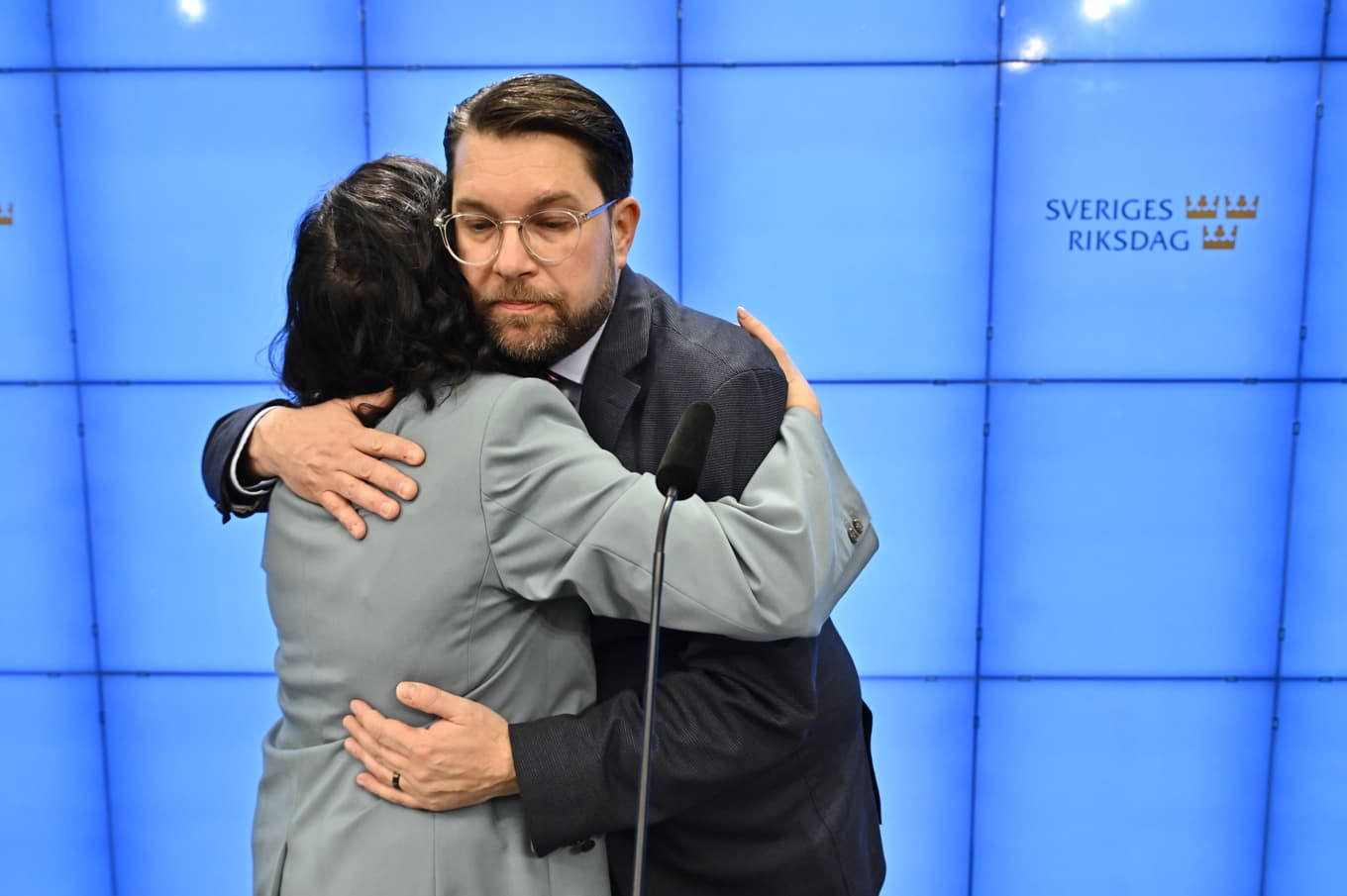 I samband med att L:s och SD:s avtal presenterades kramades de båda partiledarna oväntat. Foto: Anders Wiklund/TT