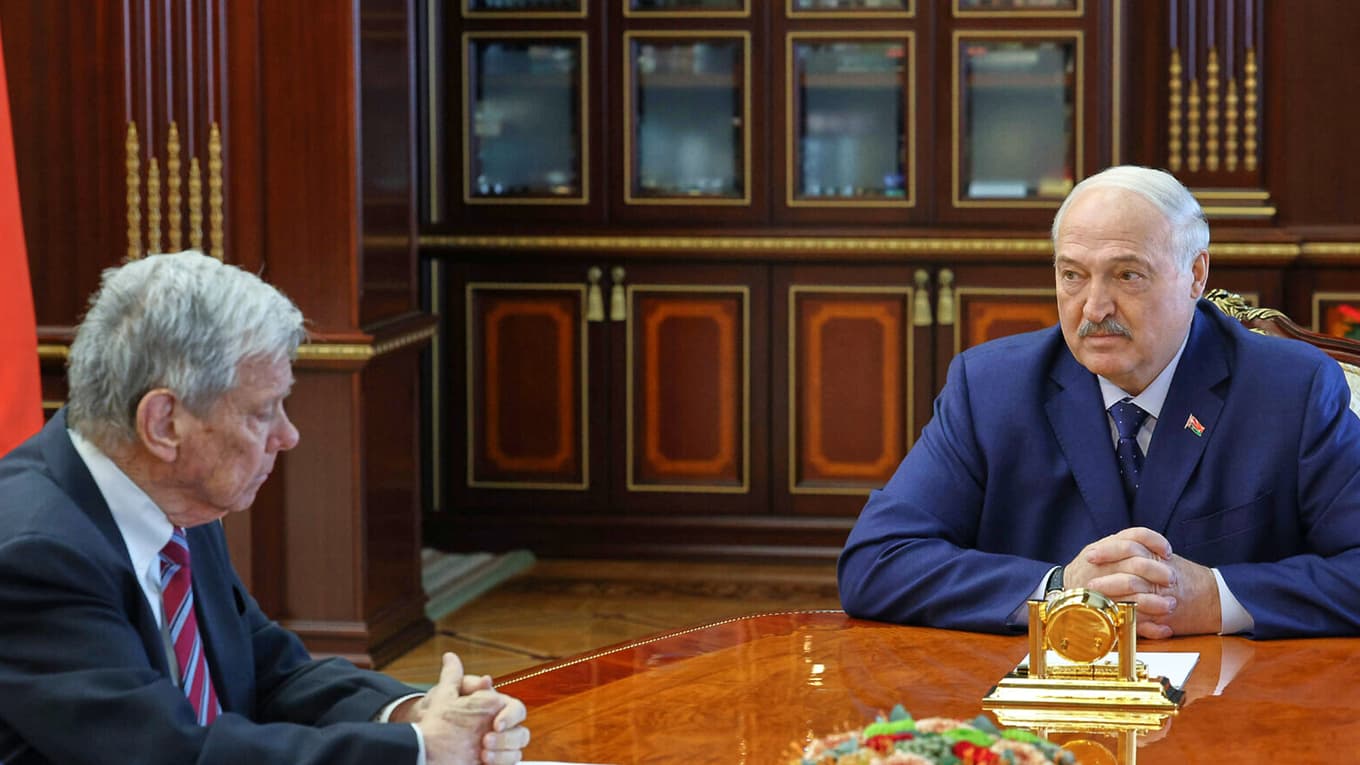 Belarus president Alexander Lukasjenko, till höger, med USA:s sändebud John Coale under samtal i Minsk på torsdagen. Foto: Belarus presidentkanslis presstjänst via AP/TT