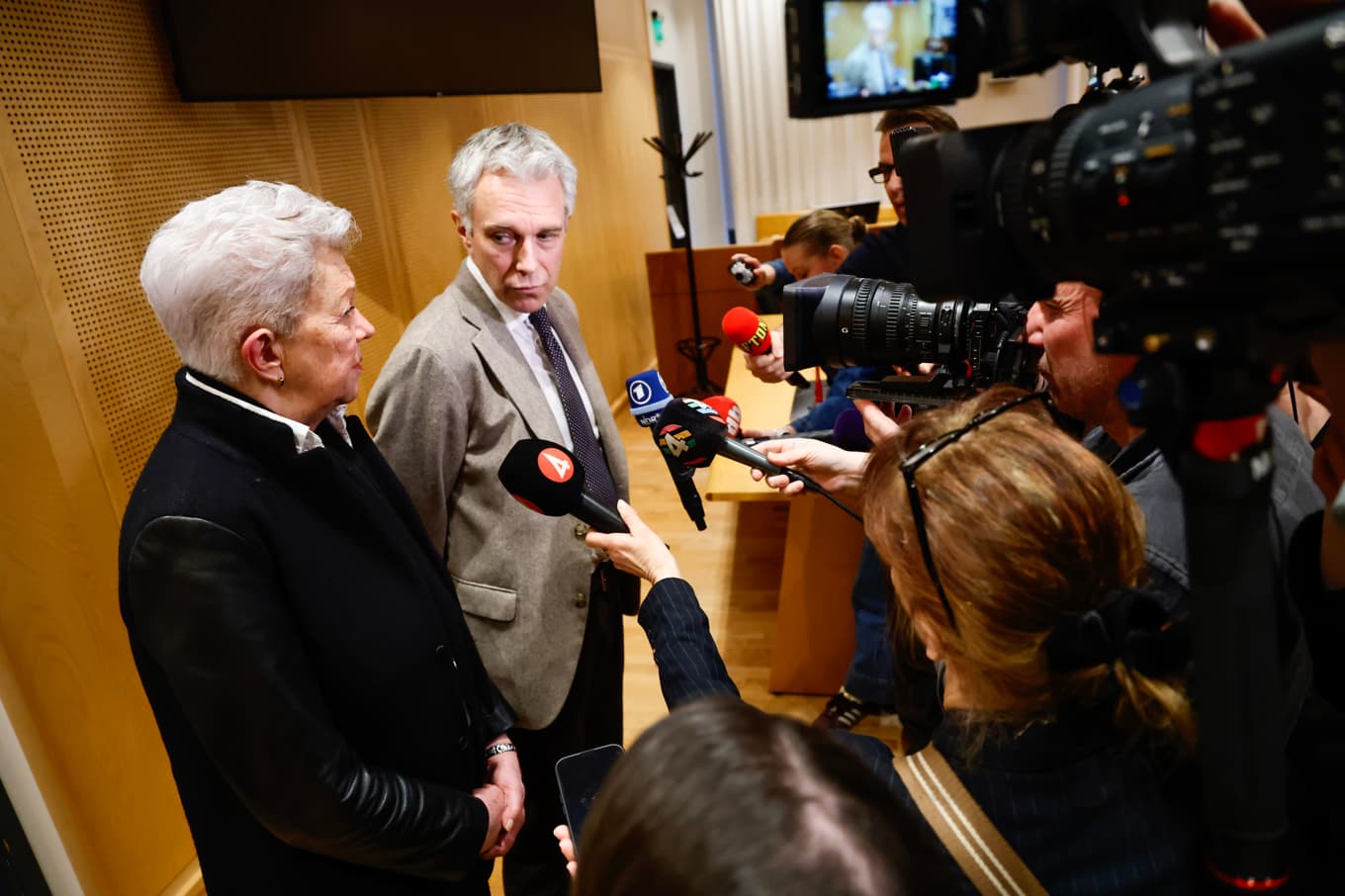 Journalister samlas runt Marius Borg Høibys advokater Ellen Holager Andenæs och Petar Sekulic utanför rättssalen i Oslo, efter den sista rättegångsdagen mot den norske "bonusprinsen". Foto: Adam Ihse/TT