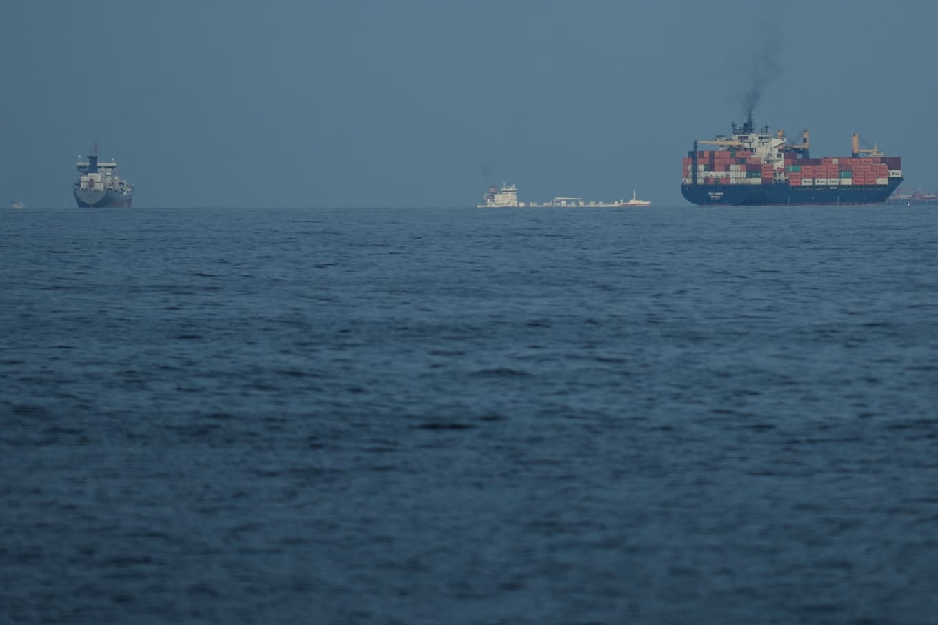 Fartyg i Hormuzsundet. Bilden är tagen 11 mars. Foto: Altaf Qadri /AP/TT