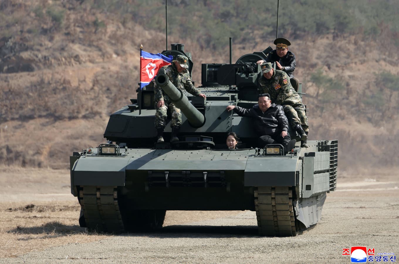 Kim Jong-Un, längst fram till höger och hans dotter som uppges heta Kim Ju-Ae, samt andra soldater på en stridsvagn vid en militär träningsbas i Nordkorea, torsdagen den 19 mars 2026. Foto: Nordkoreas statliga nyhetsbyrå via AP/TT
