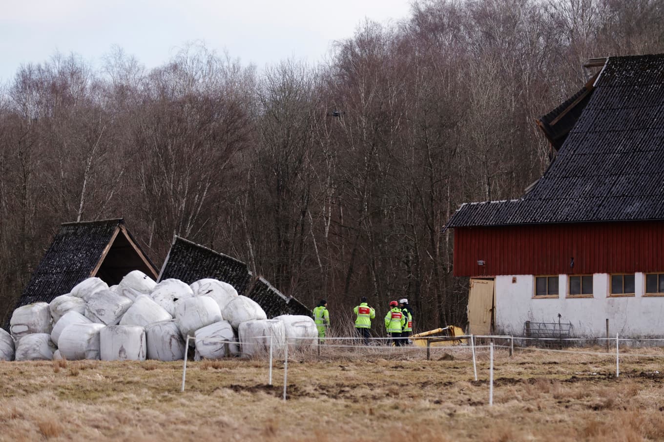 Räddningstjänsten har spärrat av ett större område på Hisingen efter att ett jordskred dragit med sig en ladugård och en häst. Foto: Adam Ihse/TT