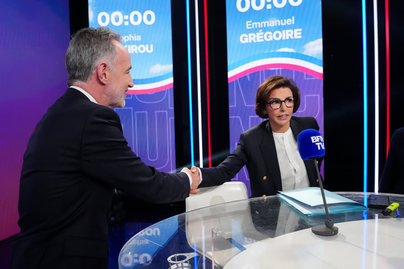 Socialdemokraten Emmanuel Grégoire och konservativa Rachida Dati efter en valdebatt inför söndagens avgörande borgmästarval i Paris. Arkivbild. Foto: Thibault Camus/AP/TT