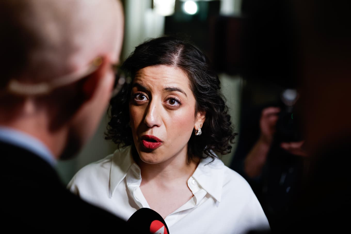 Liberalernas partiledare Simona Mohamsson (L) möter media efter att hon har blivit omvald som partiledare under partiets extrainsatta landsmöte. Foto: Stefan Jerrevång/TT