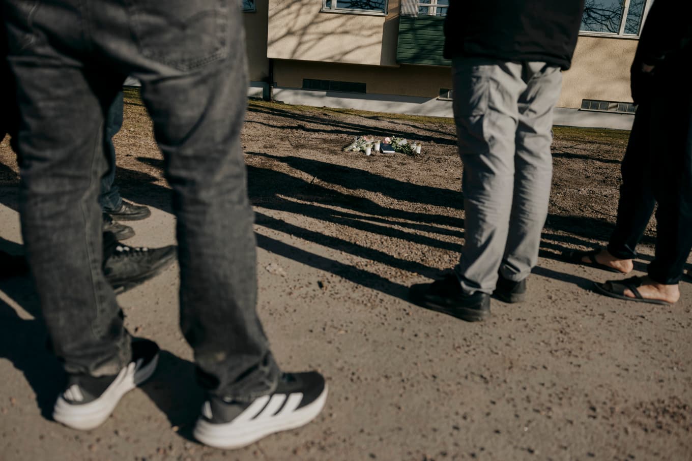 Dagen efter mordet började sörjande lämna blommor och ljus vid platsen där mannen sköts. Foto: Pavel Koubek/TT