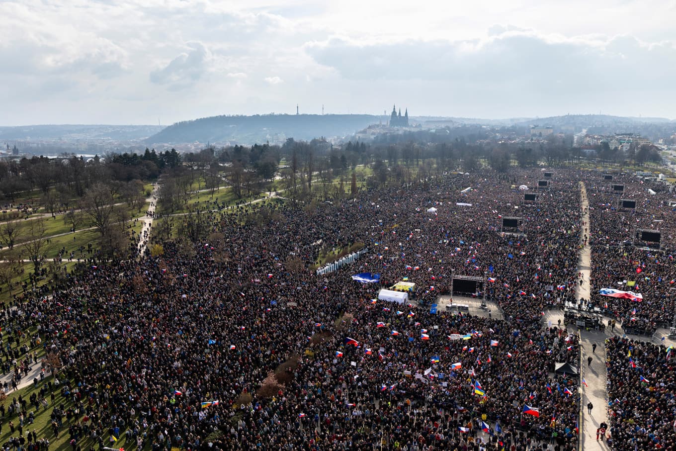 Omkring 200 000 människor var på plats under lördagens demonstration i Prag, enligt organisatören. Foto: Michal Turek /AP/TT
