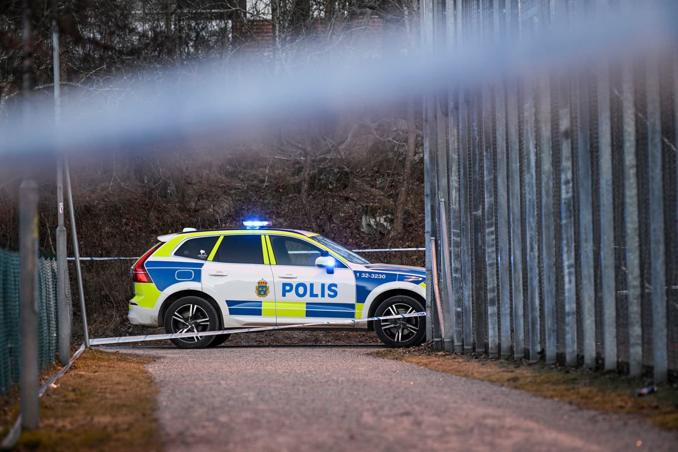 Polis på plats vid en fotbollsplan i Vårby Gård i Huddinge efter att en tonåring skjutits. Foto: Jessica Gow/TT