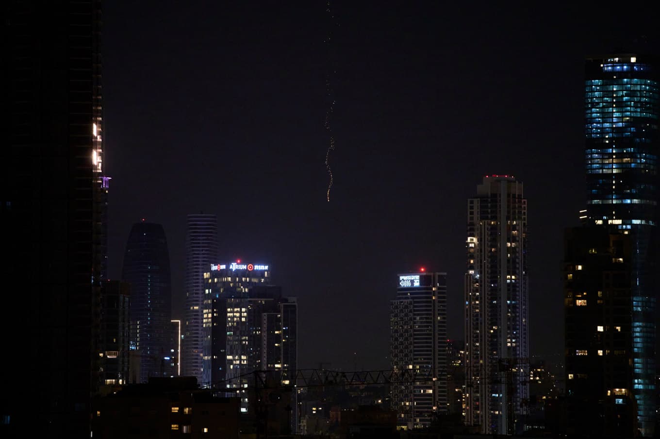 En iransk robot över centrala Israel tidigt på måndagen. Foto: Ohad Zwigenberg/AP/TT