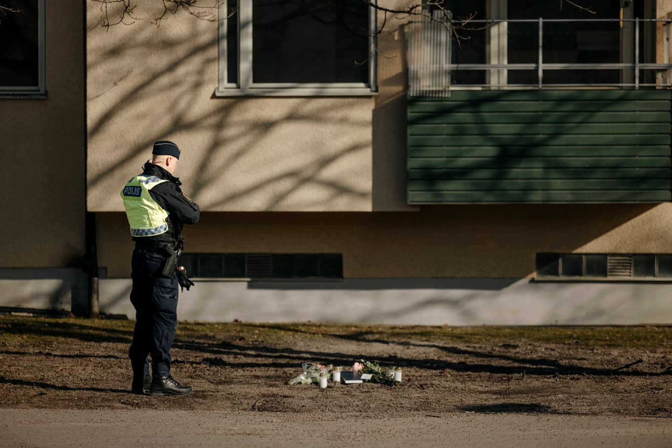 Polis på plats i Örebro under söndagen där en man i 20-årsåldern skjutits till döds. Foto: Pavel Koubek/TT