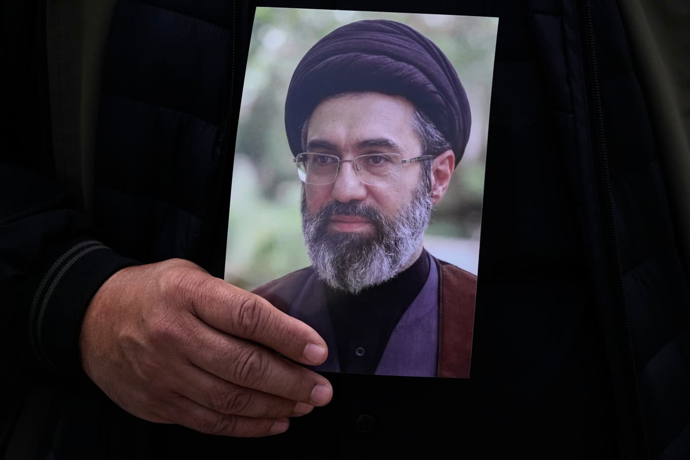 En affisch föreställande Irans nye högste ledare Mojtaba Khamenei. Foto: Vahid Salemi/AP/TT