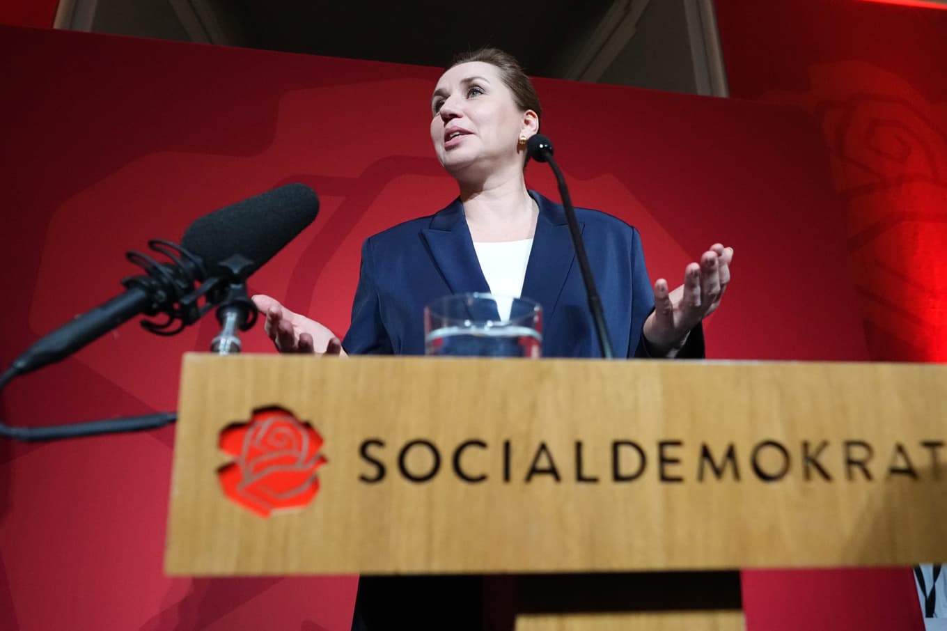 Mette Frederiksen under sitt tal på partiets valvaka. Foto: Sergei Grits/AP/TT