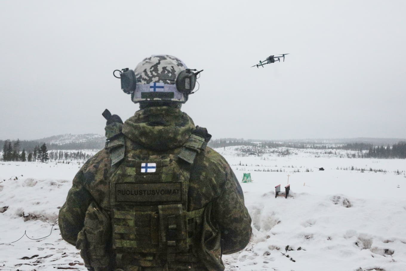 En finländsk soldat styr en drönare under en Natoövning i Rovaniemi i förra veckan. Arkivbild. Foto: Aino Vaananen/AP/TT