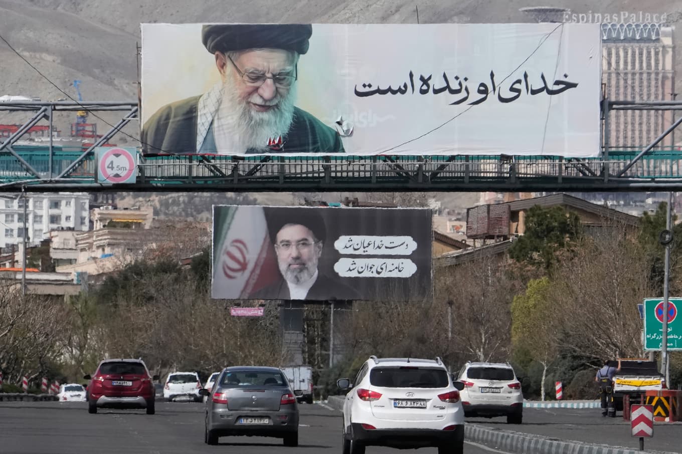 Irans tidigare högste ledare, dödade ayatolla Ali Khamenei, porträtterad på en banderoll över en motorväg i huvudstaden Teheran. Hans son och efterträdare, Mojtaba Khamenei, på plakatet under. Foto: Vahid Salemi/AP/TT