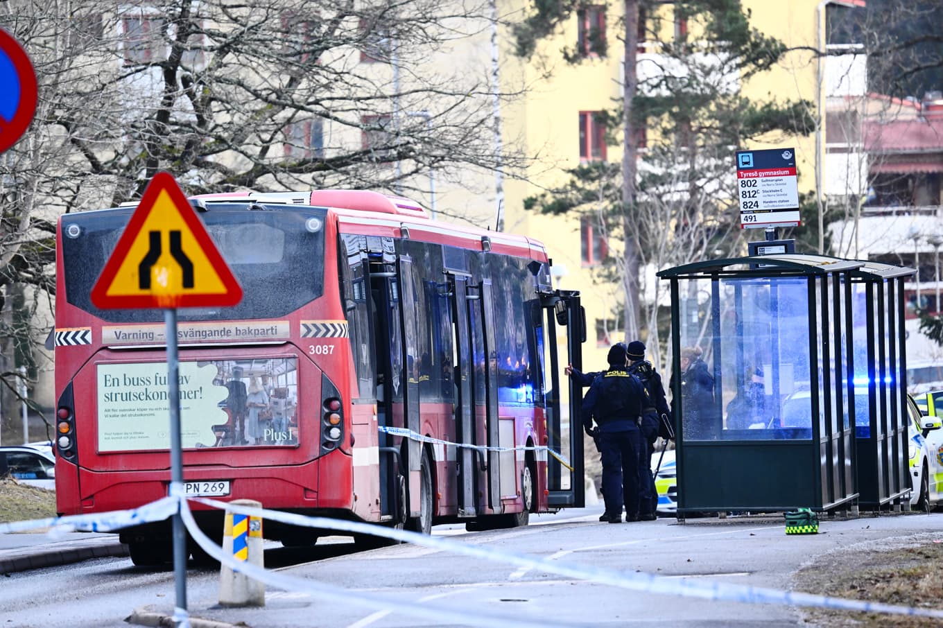 Polis på plats vid busshållplatsen efter skjutningen. Foto: Henrik Montgomery/TT
