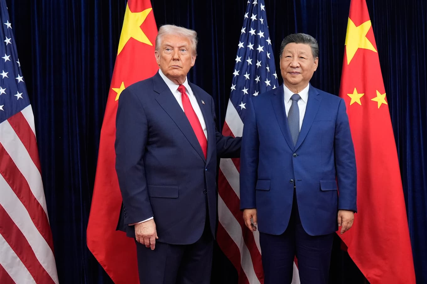 President Donald Trump och Kinas ledare Xi Jinping vid ett tidigare möte i Sydkorea i höstas. Arkivbild. Foto: Mark Schiefelbein/AP/TT