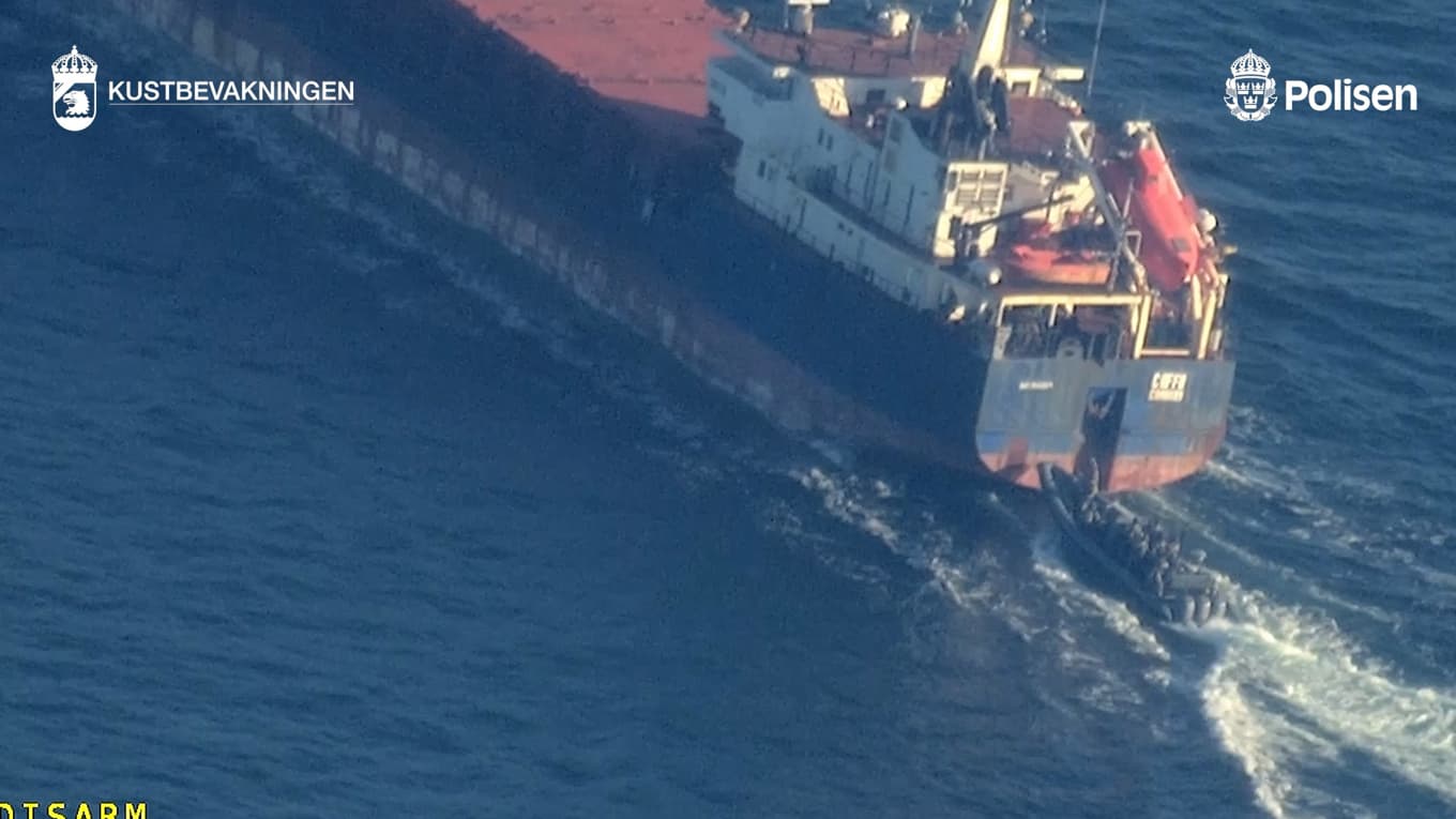 Polismyndigheten har bistått Kustbevakningen vid en bordning av fraktfartyget Caffa i Östersjön. Foto: Kustbevakningen/TT