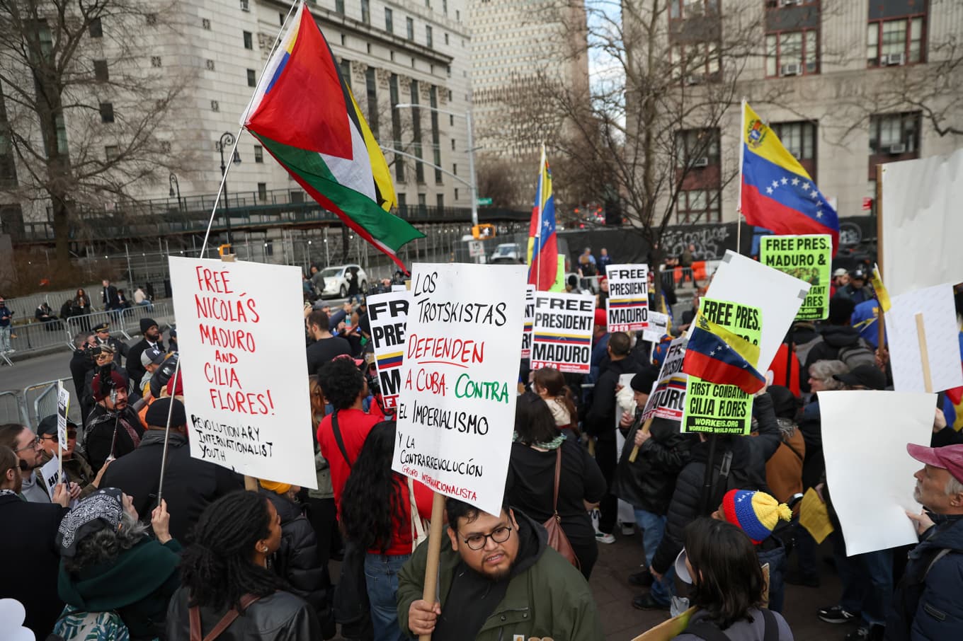 Demonstranter visade sitt stöd för Nicolás Maduro utanför domstolen i New York. Foto: Heather Khalifa/AP/TT