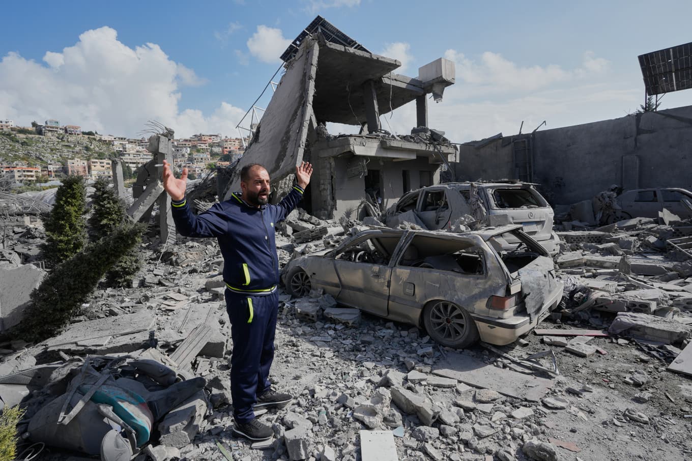 En man på plats efter det att en ett hus förstörts och flera människor dödats i en israelisk attack mot södra Libanon. Foto: Hussein Malla /AP/TT