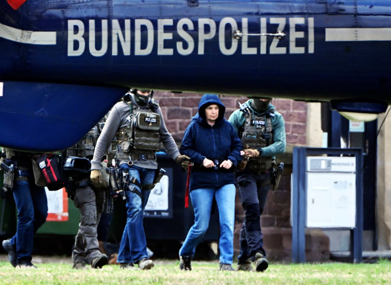 Den tidigare Baader Meinhof-medlemmen Daniela Klette leds i väg av tysk polis 2024. Foto: Uli Deck/AP/TT