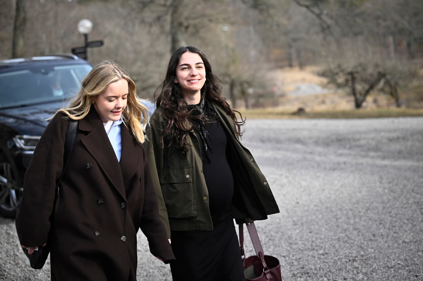 Klimat- och miljöminister Romina Pourmokhtari (L), till höger. Bild från tidigare i mars. Foto: Fredrik Sandberg/TT