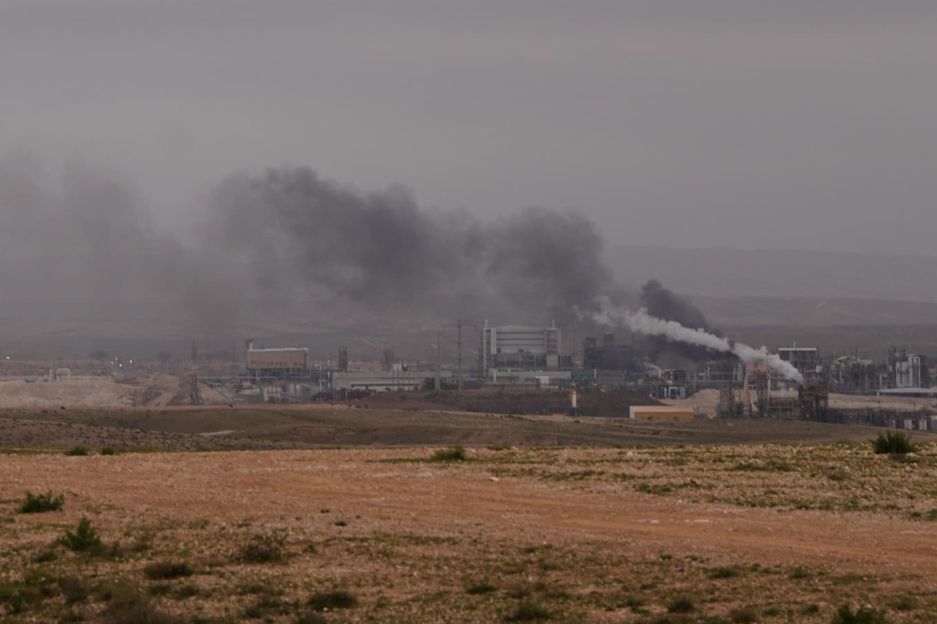 Rök stiger mot himlen efter en attack mot en industrizon i södra Israel på söndagen. Foto: Maya Levin /AP/TT