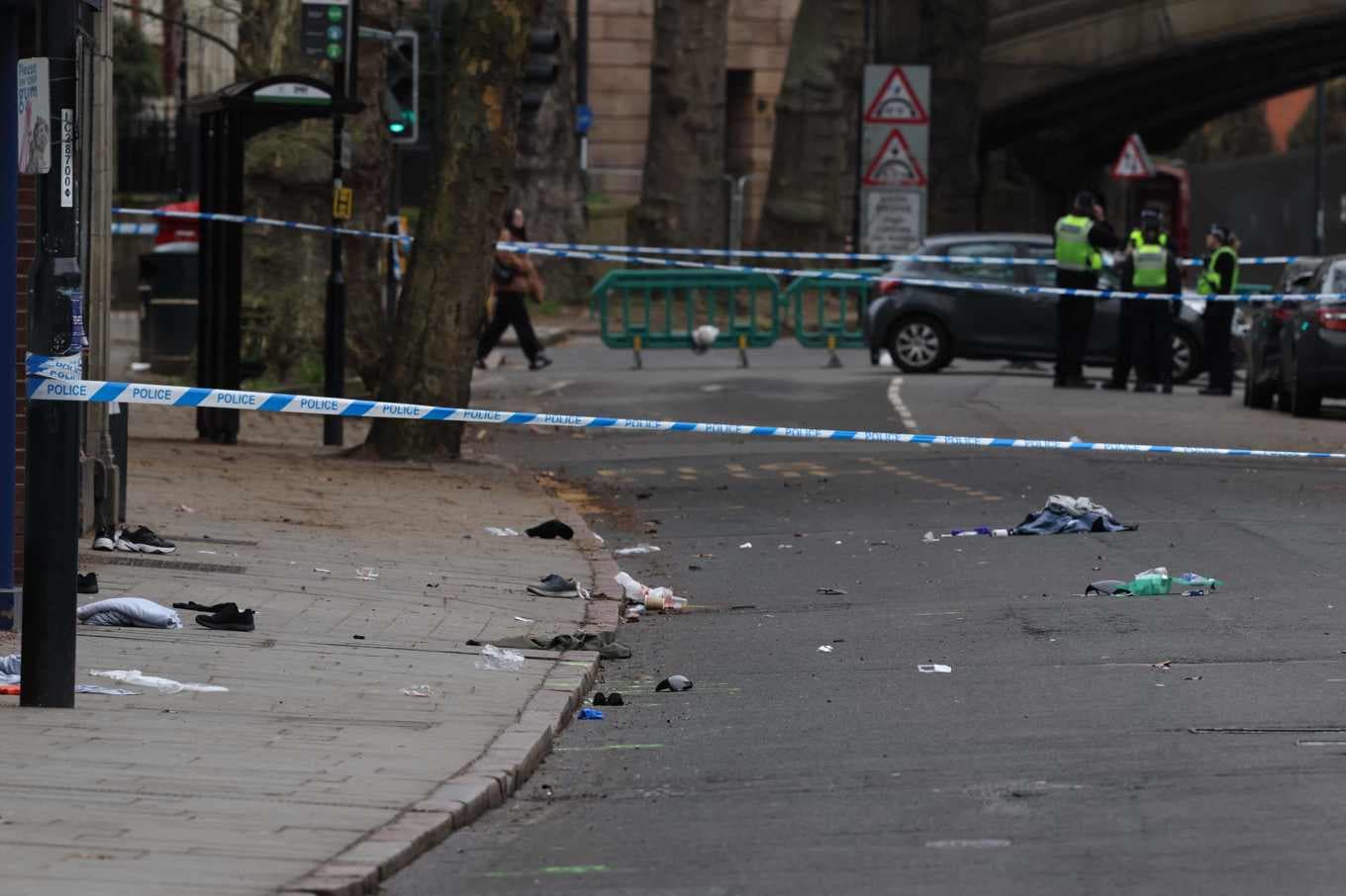 Polisavspärrningar vid platsen för påkörningen i centrala Derby. På marken ligger skor och kläder utspridda. Foto: Darren Staples/AFP/TT