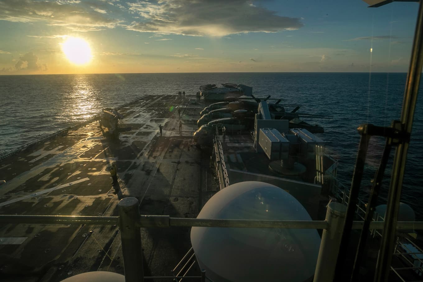 USA fortsätter skicka förstärkningar till kriget. Bild från fartyget USS Tripoli på väg till stridszonen i förra veckan. Foto: Centcom/AP/TT