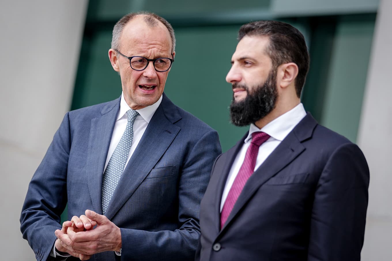 Tysklands förbundskansler Friedrich Merz och Syriens interimpresident Ahmed al-Sharaa i samband med den förres besök i Berlin på måndagen. Foto: Kay Nietfeld /AP/TT