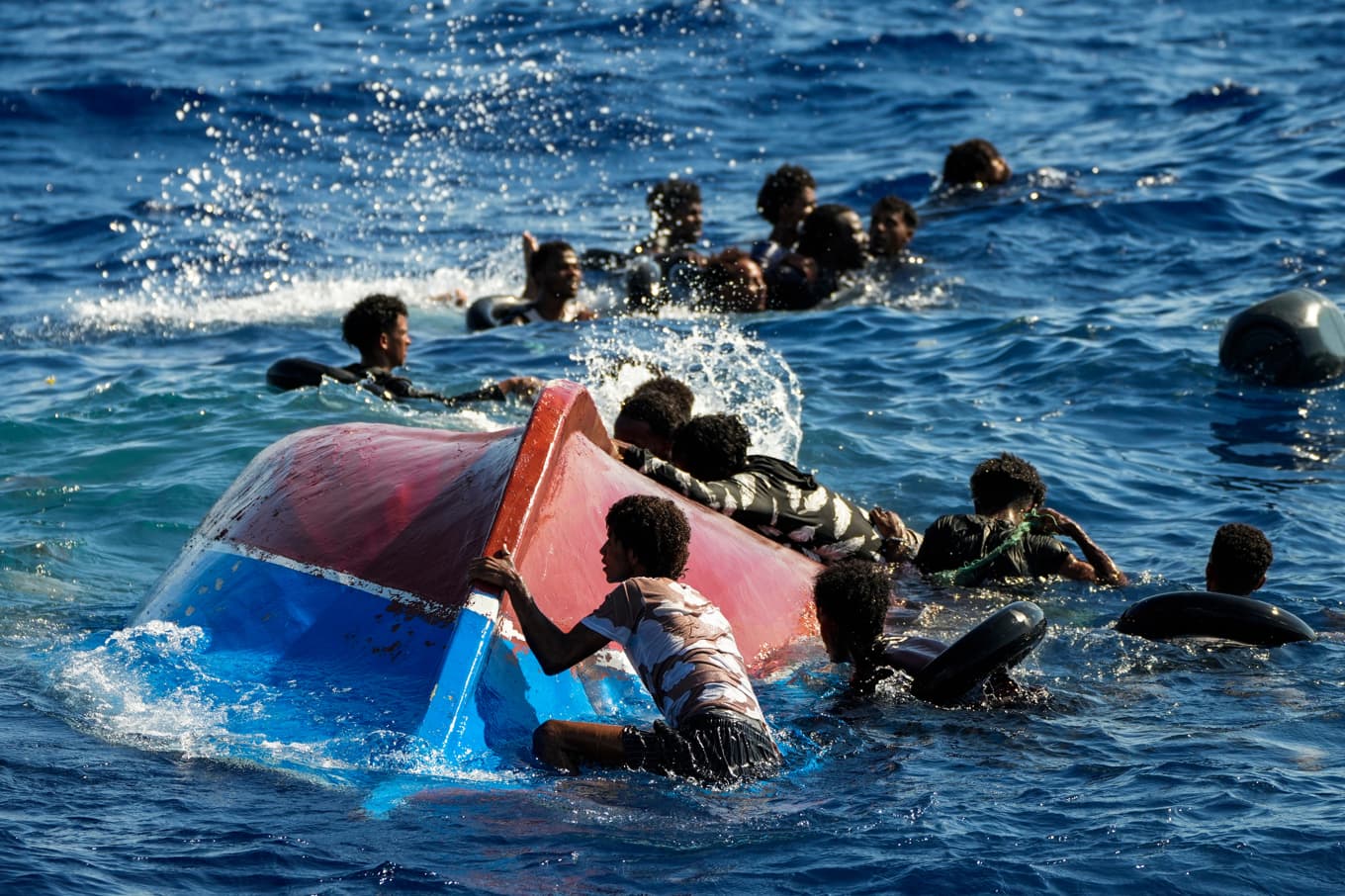 Migranter som räddas i en insats utanför den italienska ön Lampedusa vid ett tidigare tillfälle. Arkivbild. Foto: Francisco Seco /AP/TT