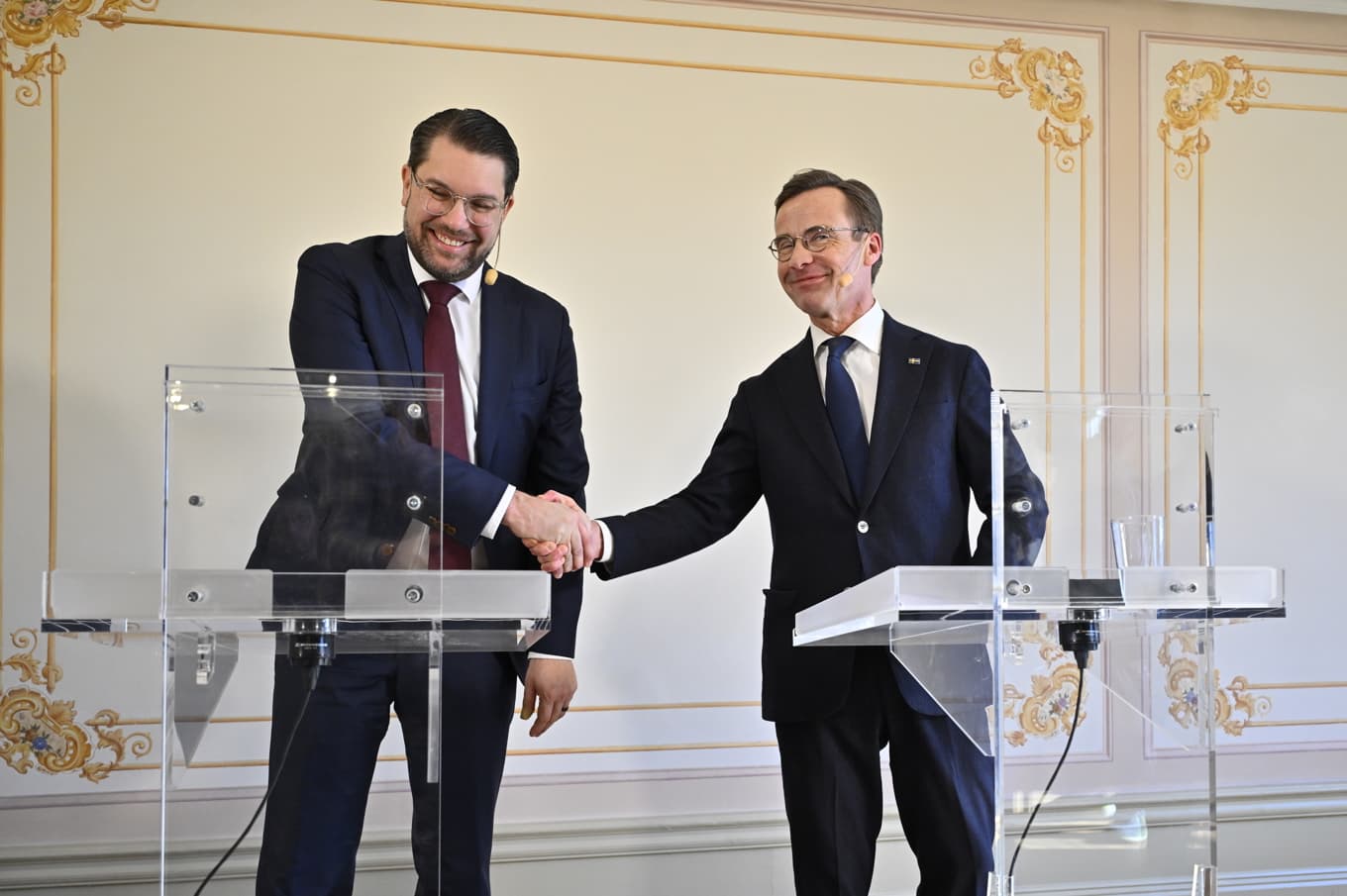 Sverigedemokraternas partiledare Jimmie Åkesson och Moderaternas partiledare Ulf Kristersson tar i hand efter onsdagens gemensamma pressträff. Foto: Anders Wiklund/TT