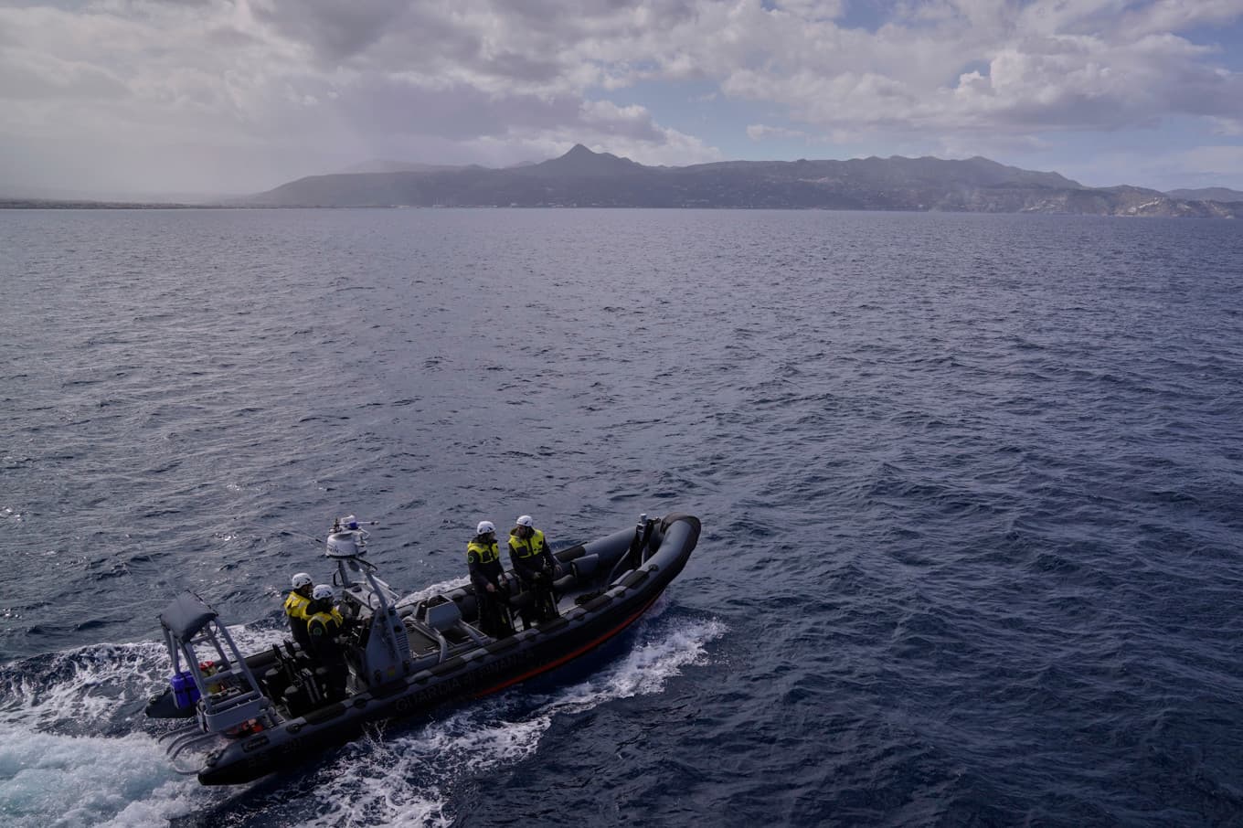 Personal från EU:s gränsorgan patrullerar i närheten av platsen där gummibåten förliste. Arkivbild från i februari. Foto: Lefteris Pitarakis /AP/TT