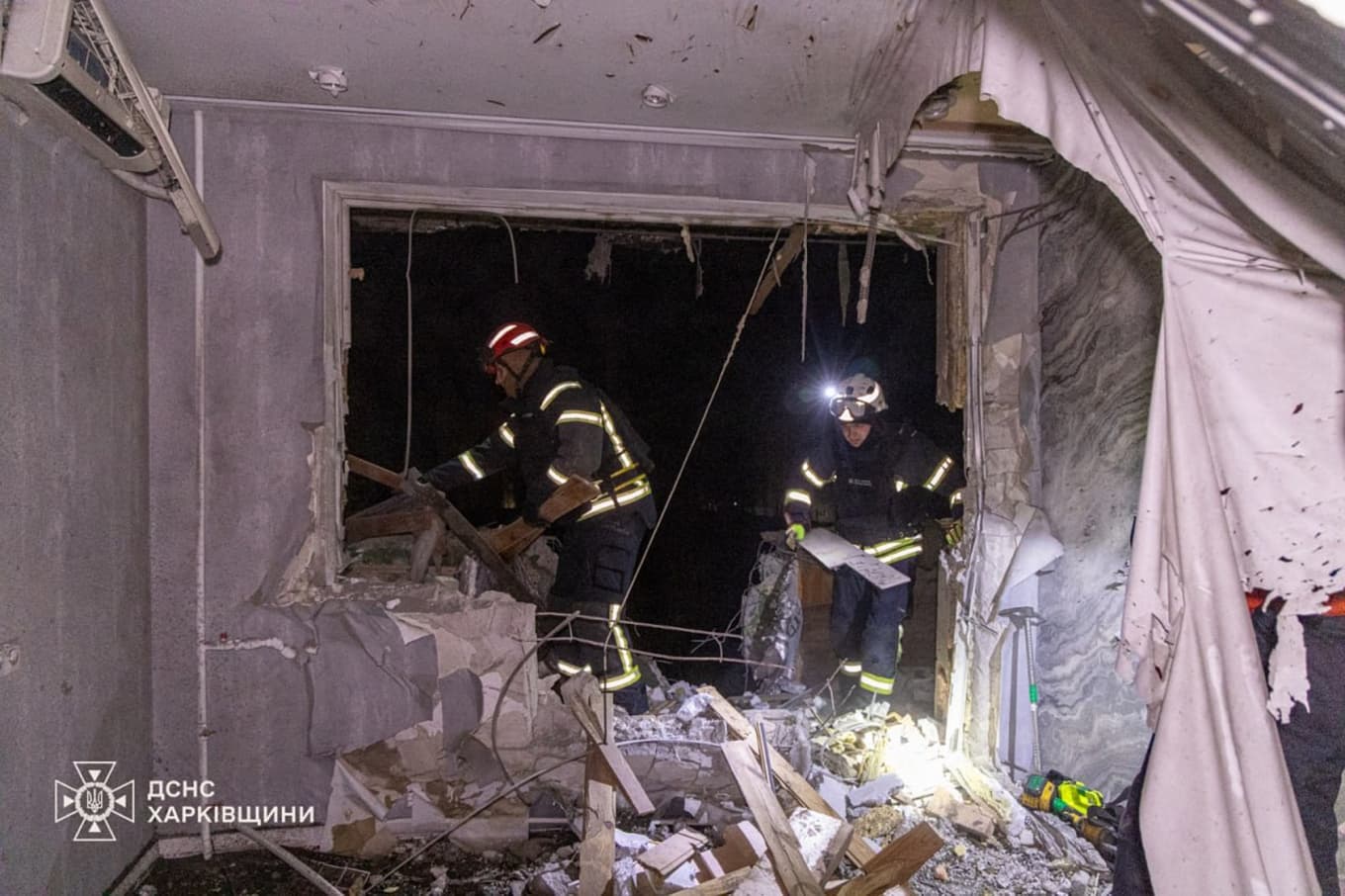 Skador efter en drönarattack mot ett bostadshus i Kiev i en tidigare attack. Foto: Ukrainas räddningskår via AP/TT